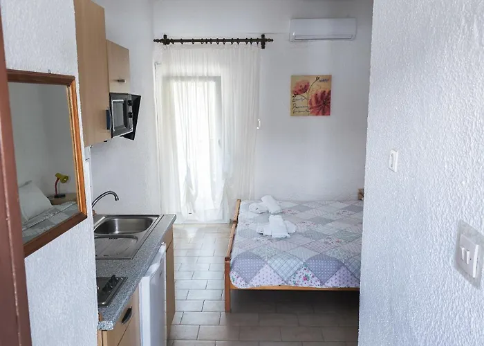 Alexandra Apartment *